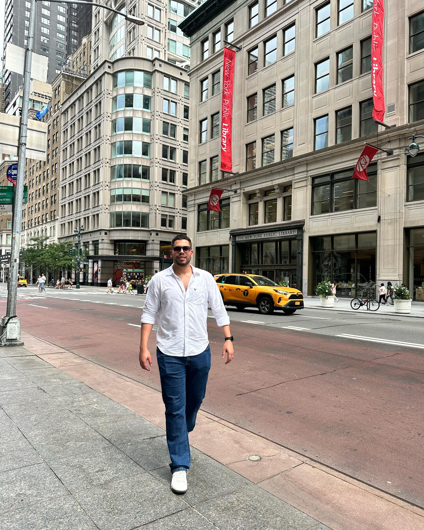 Taylor Miranda em Nova York, em frente à New York Public Library